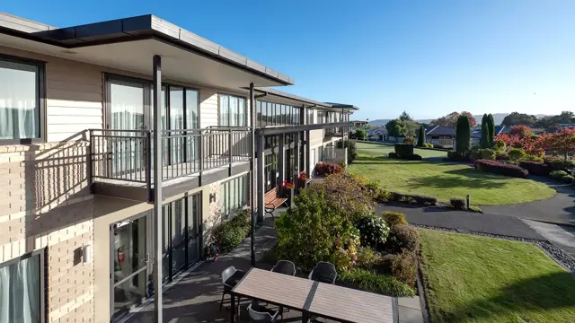 Liston Heights RV - building and view 