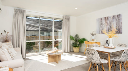 Greerton Oaks Villa - Lounge and Dinng 