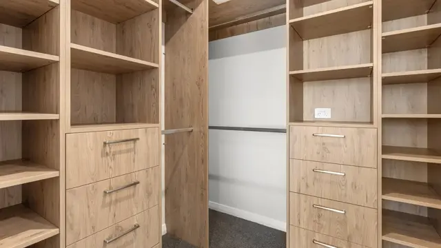 Kaiapoi Apt - walk in wardrobe 