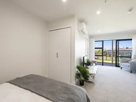 Liston Heights serviced studio apartment - bed