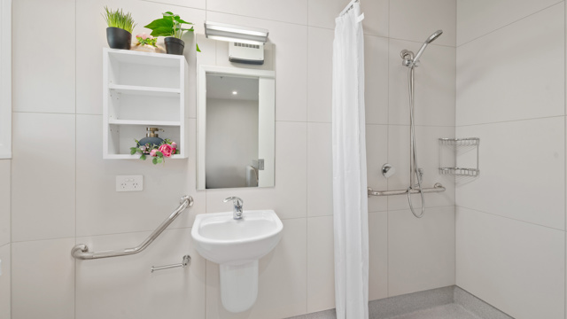 Liston Heights - serviced studio bathroom 
