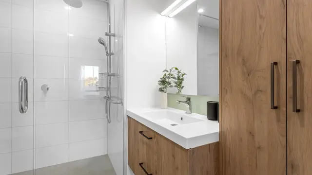 Rangitata apartment - bathroom with shower 