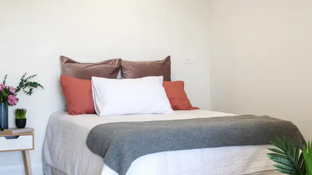 Liston Heights serviced studio apartment - bed