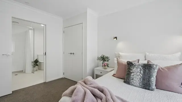 Bupa Winara - Apt 101 - bedroom with ensuite 