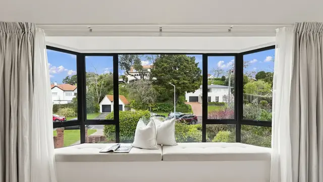 Villa 3/17 7th Ave - window seat 