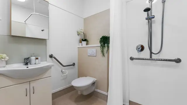 Cedar Manor studio apartment Bathroom