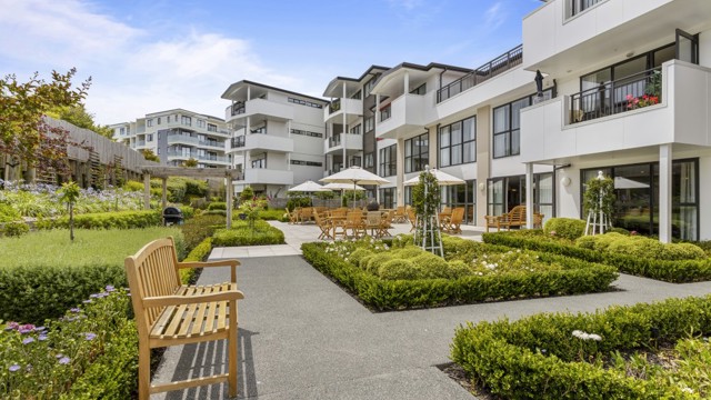 Outdoor Garden Area and Seating