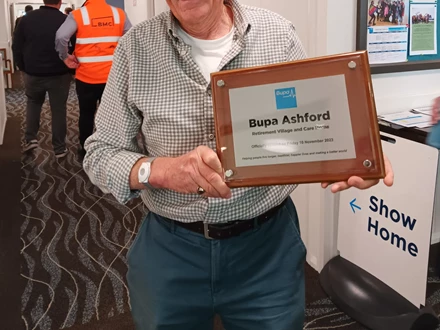 Holding plaque