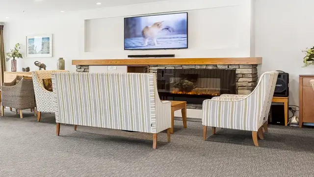 Cashmere View _ Community lounge with TV and couches 