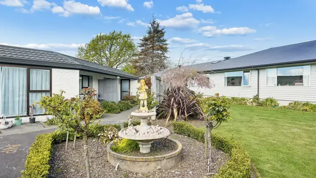 Cashmere View _ villa exterior and fountain 