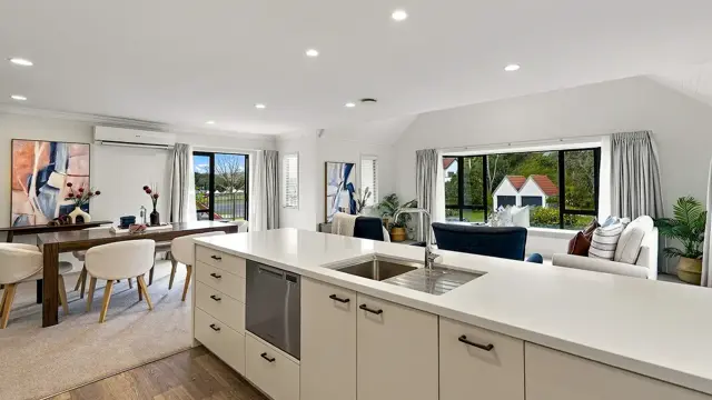 Villa 3/17 7th Ave - kitchen, dining and lounge 
