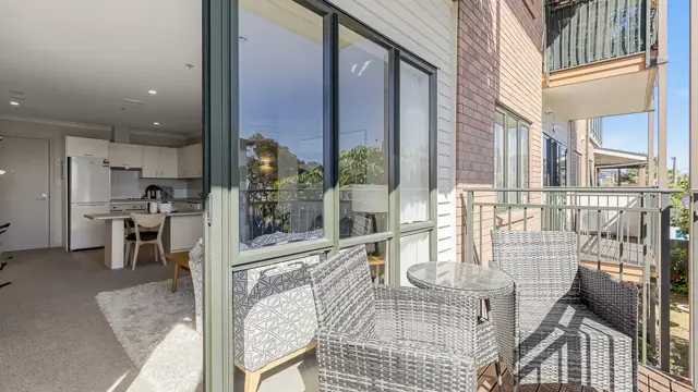 New Lynn apartment Balcony