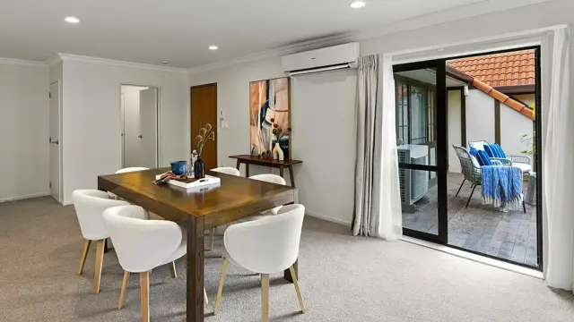 Villa 3/17 7th Ave - dining table 