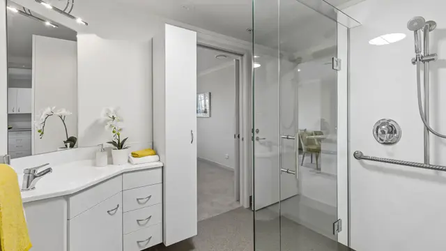 New Lynn apartment Bathroom