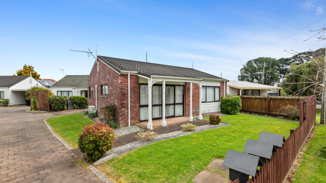 Waiokaraka Retirement Village Villa Exterior and Gardens