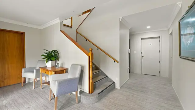 Villa 3/17 7th Ave - door and stairs 